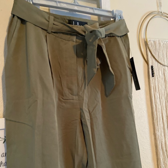 LULUs trousers. The cutest forest green pants. - Picture 1 of 4